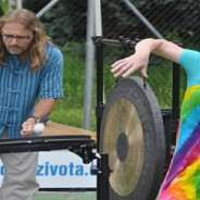 Muzikoterapie s léčivou sílou zvuku a intuitivním tancem